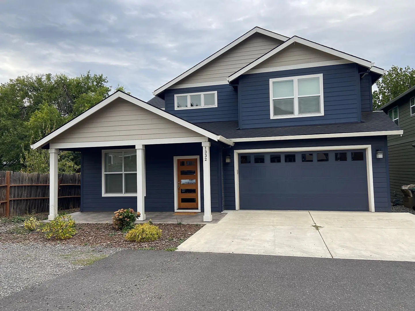 Great Location in Hood River Spacious 5-Bedroom Home with Private Bathrooms & Spacious Open Layout — Photo 1