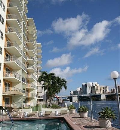 3rd image of 2900 NE 30th St APT 3B