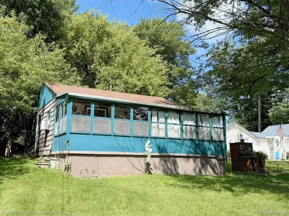 441 Peninsula Dr, Columbiaville, MI 48421