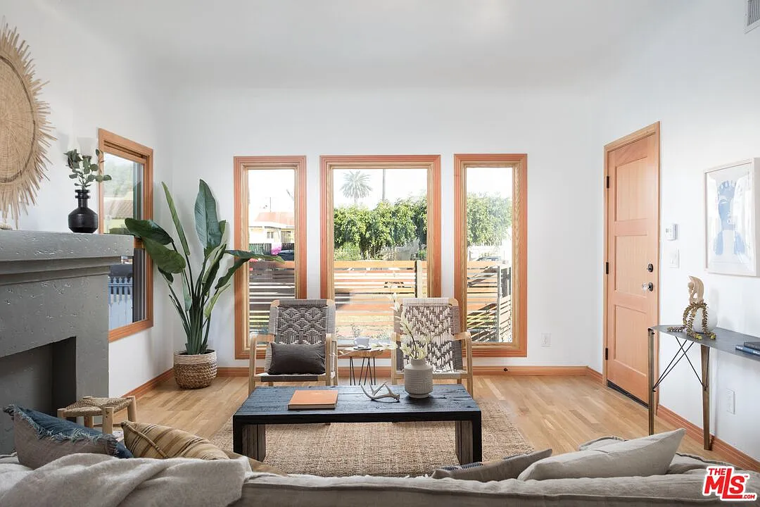 2 bed, 2.0 bath, 1300 sqft, $4,200 — Photo 4