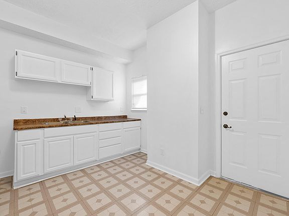 5th image of 1635 Oak St