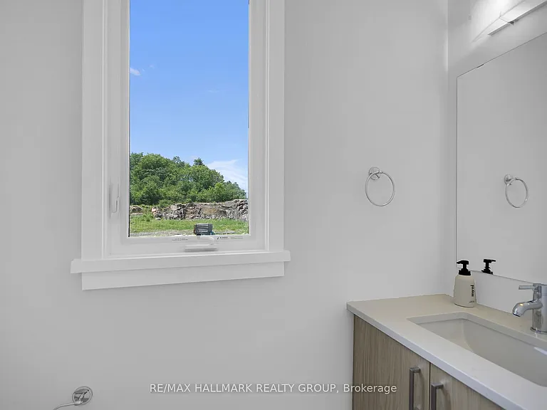 749 Newstead Cres — Photo 5