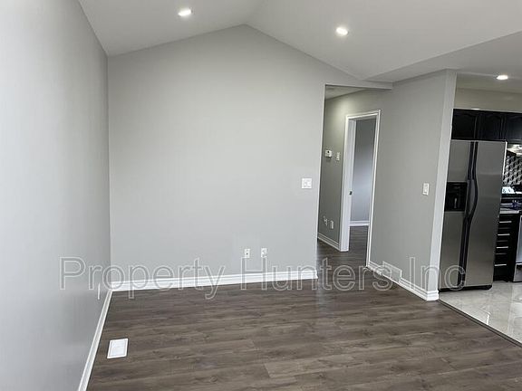4th image of 724 Cabana Rd E