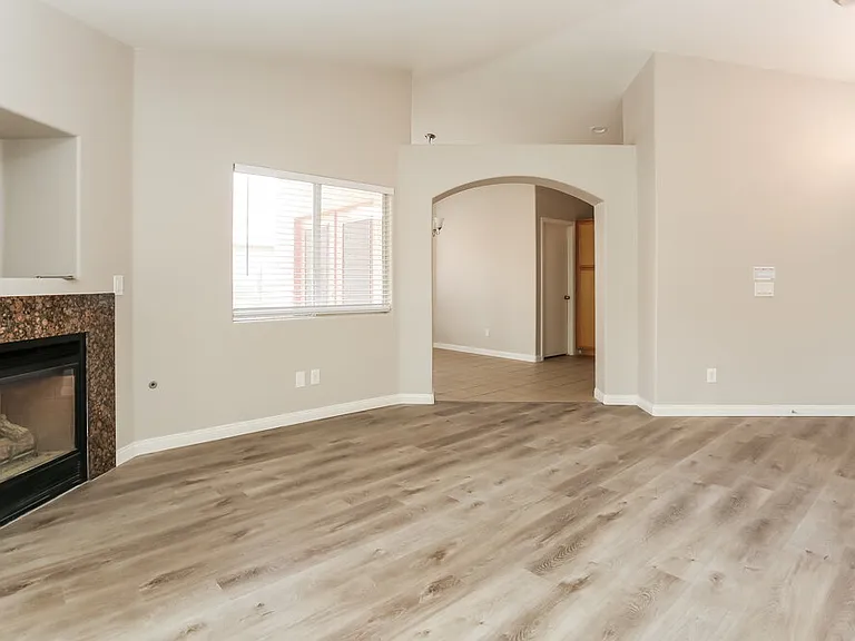 504 Stonehurst Dr — Photo 4