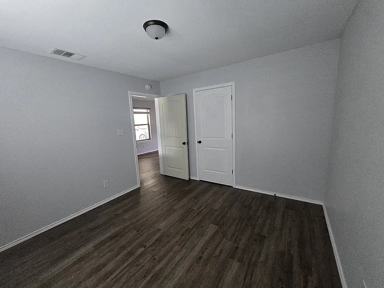 904 Estelle Ave — Photo 6