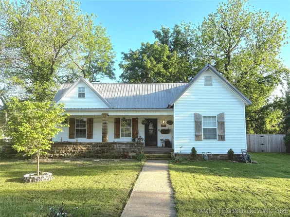 212 NE 2nd St, Wagoner, OK 74467