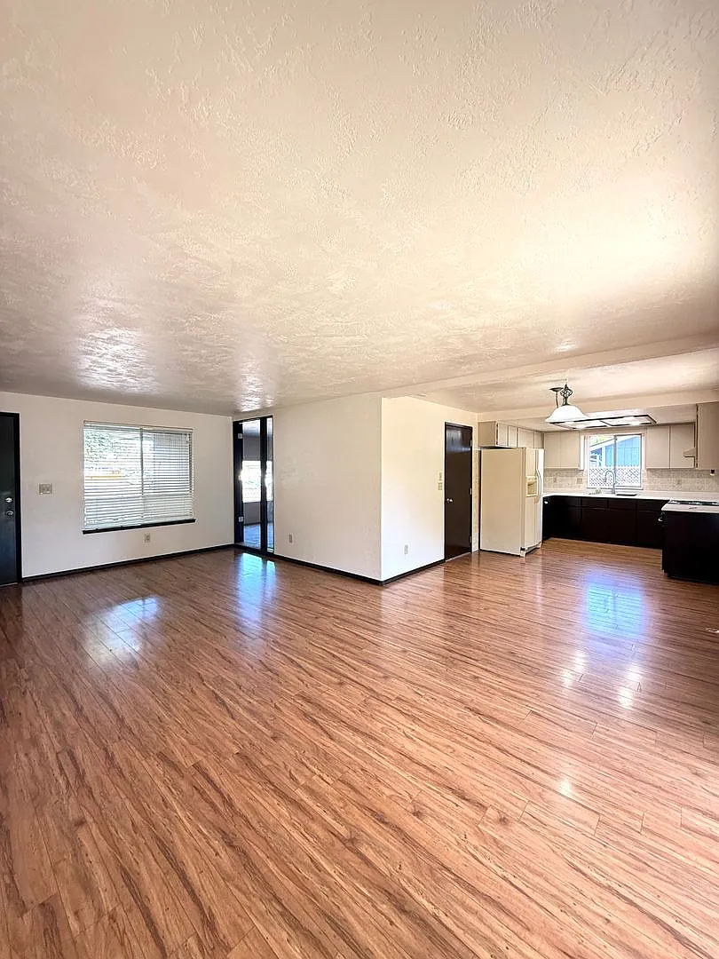 2 Bed, 2 Bath Home with Large Bonus Room — Photo 3