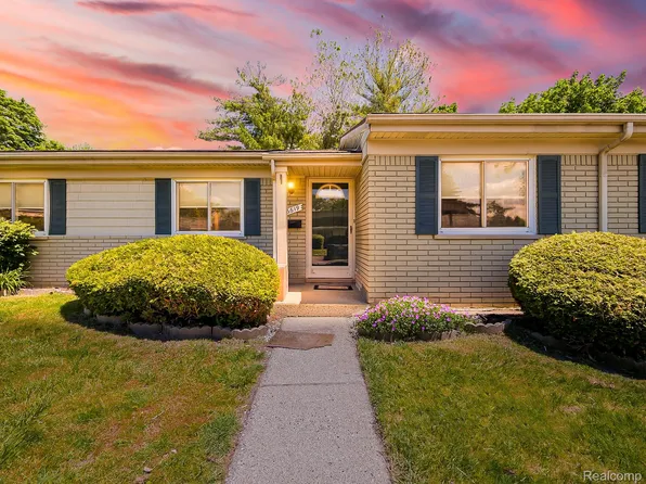26619 Franklin Pointe Dr, Southfield, MI 48034