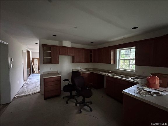 3rd image of 33 Wayne Way