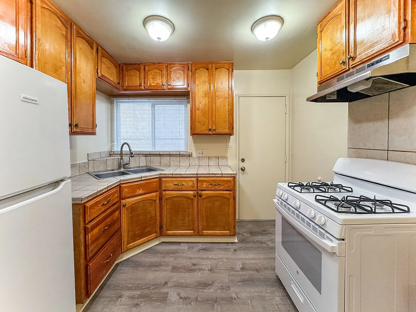 Charming 2-Bedroom Apartment with Garage & On-Site Laundry — Photo 2