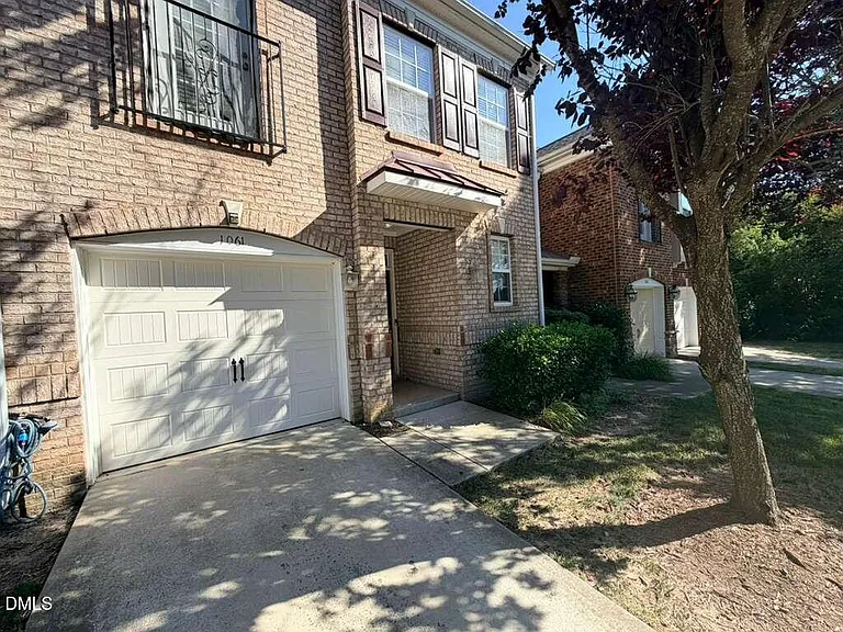1061 Remington Oaks Cir — Photo 3