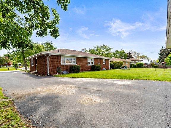 4th image of 817 Summit Dr