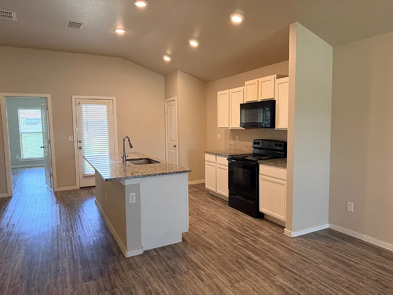 2120 N Texas Ave — Photo 6