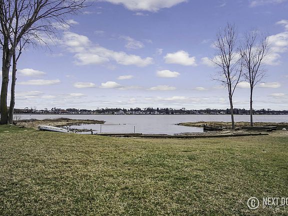 2nd image of 638 N Shore Dr