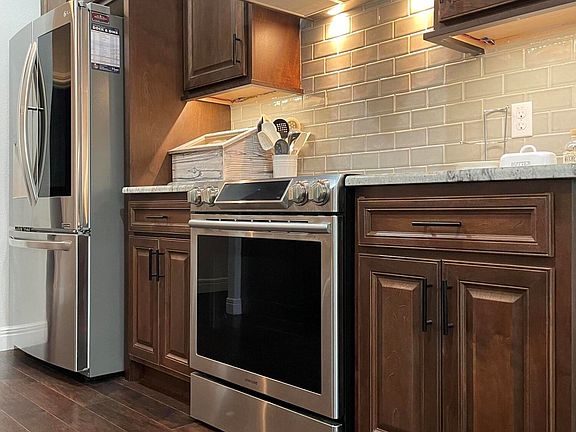 4th image of 106 Whispering Oaks Ln