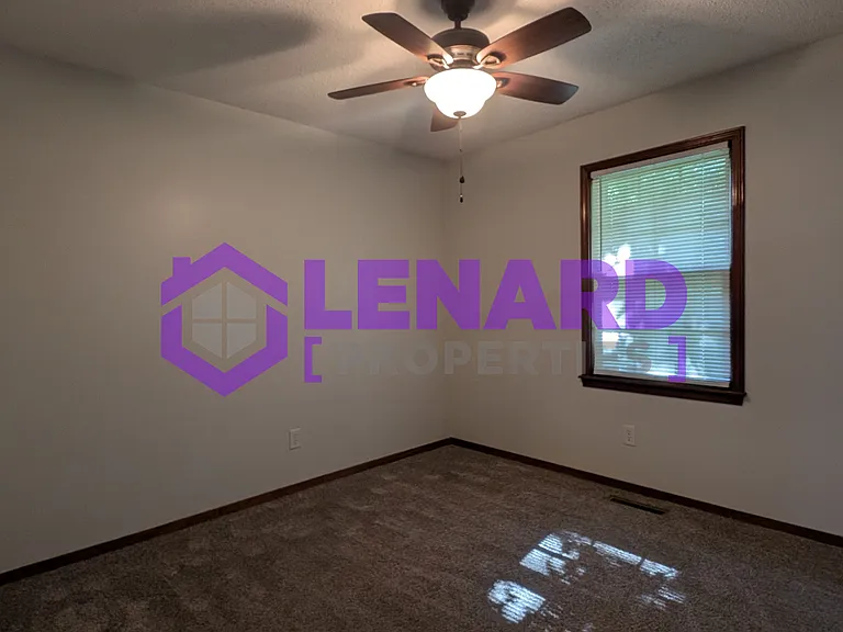 2111 S Western Ave — Photo 12
