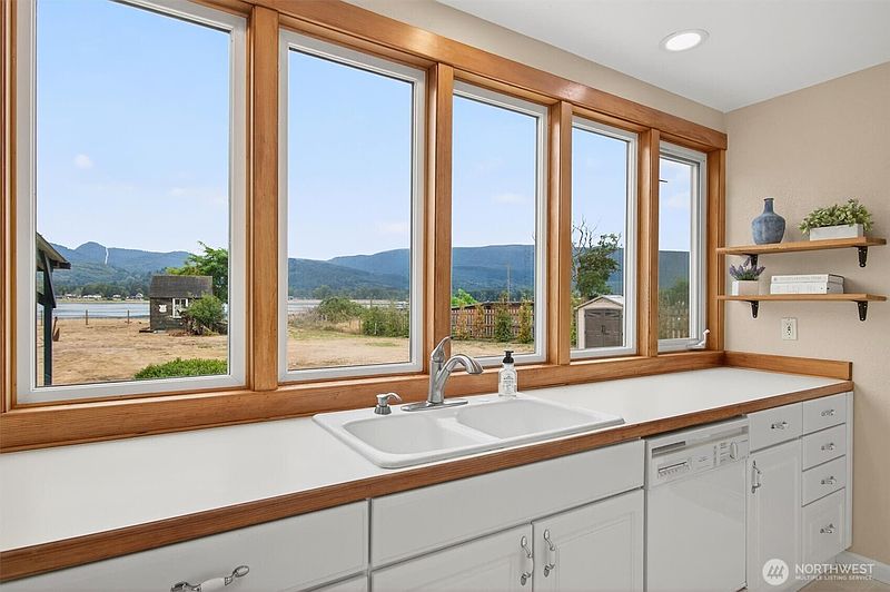 4th image of 82 E Sunny Sands Road