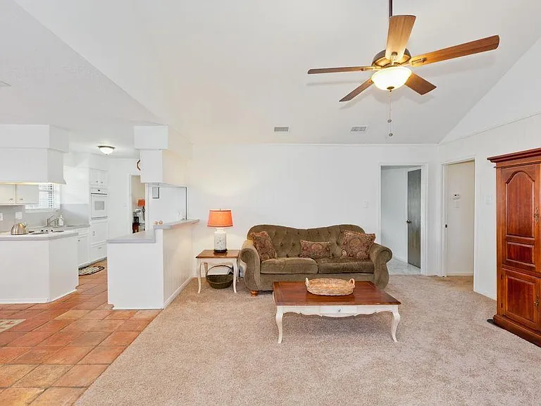 211 W Sherwood Dr — Photo 5
