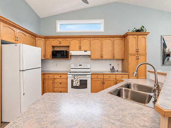 4th image of 130 N Pinnacle Way