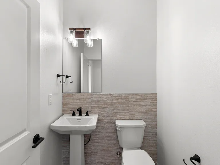 1513 W 14th Ave — Photo 16