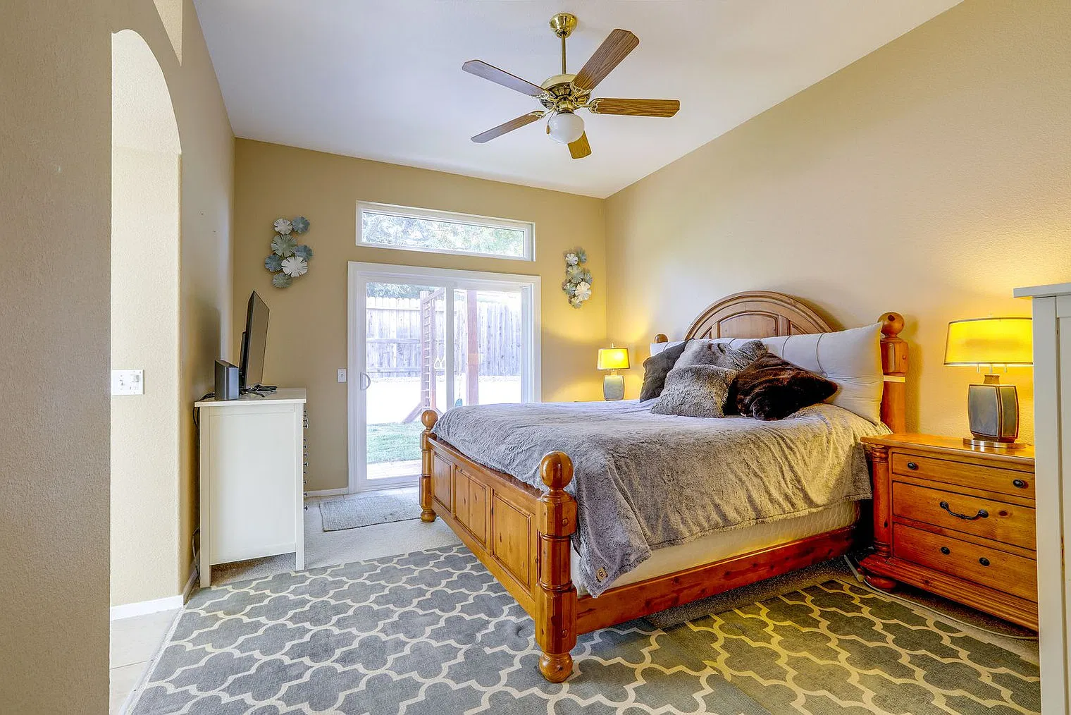 4 bed, 2.0 bath, 2195 sqft, $5,870 — Photo 4