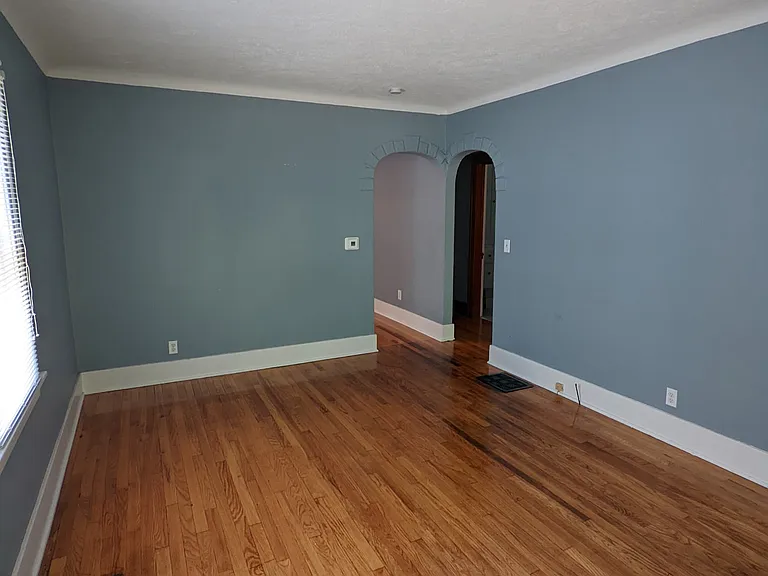 225 N Foster Ave — Photo 16