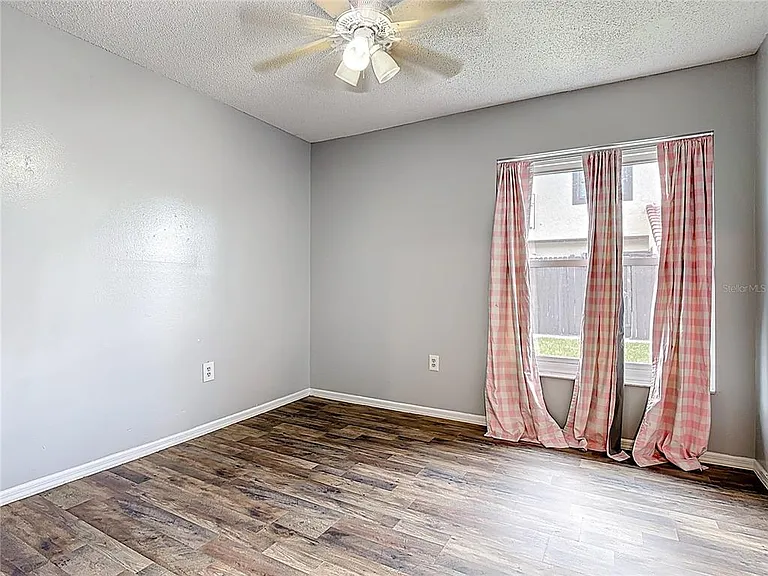 571 Hunter Cir — Photo 12