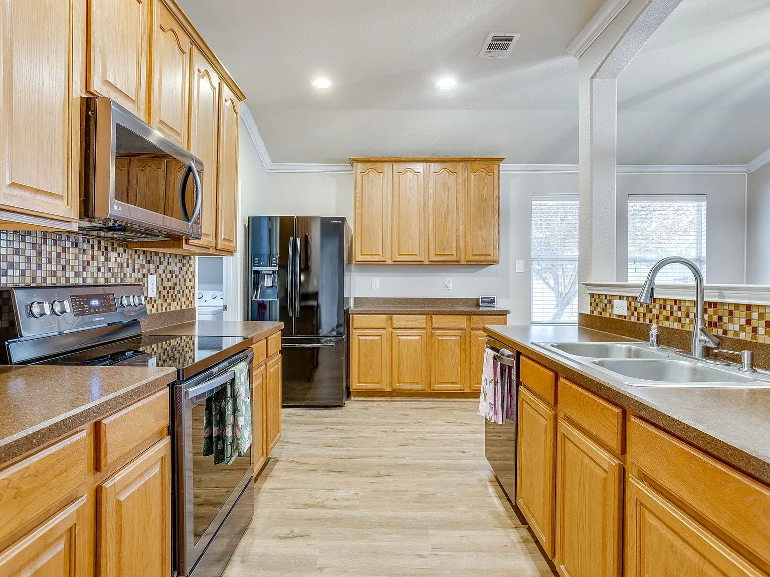 3 bed, 2.0 bath, 1755 sqft, $2,000 — Photo 4