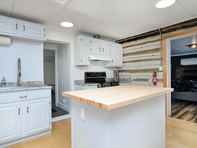 138 Lang St — Photo 14