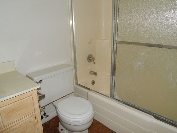 NON-MASTER UPSTAIRS BATHROOM