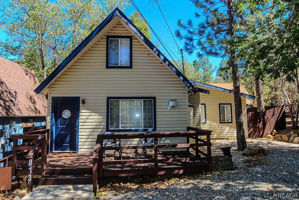 3 bed, 2.0 bath, 1063 sqft, $2,100 — Photo 1