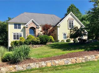 68 Charter Ridge Dr, Sandy Hook, CT 06482