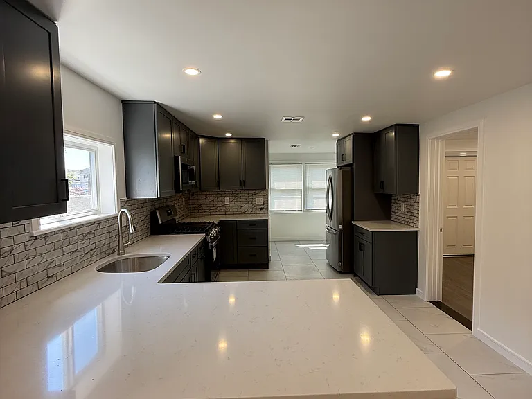 17 Laurel St #2 — Photo 3