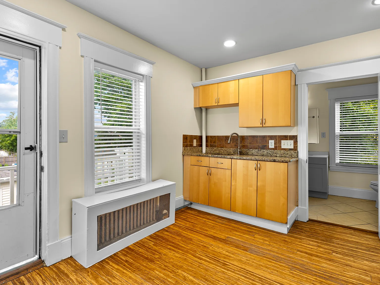 4 bed, 1.0 bath, 1100 sqft, $3,300 — Photo 4