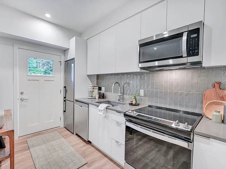 137 Keith Rd E — Photo 17