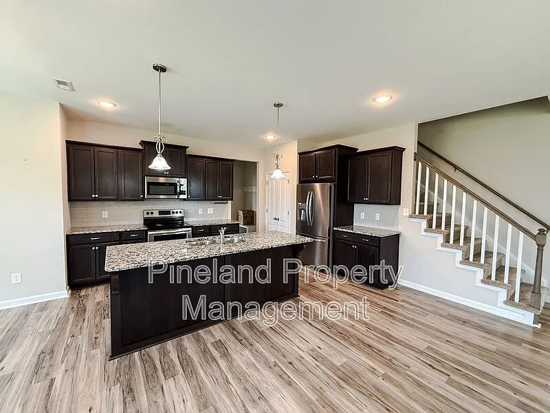 4 bed, 3.0 bath, 2510 sqft, $2,300 — Photo 4