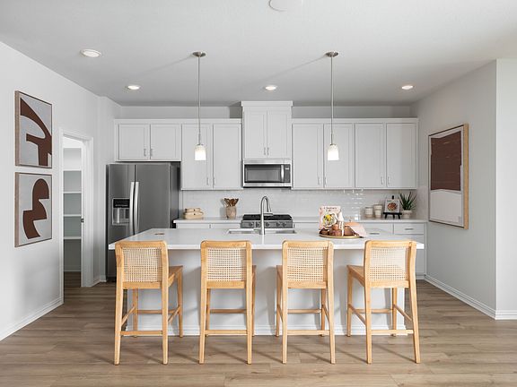 Photo representation of the Elinor model. Colors, finishes and options will vary.