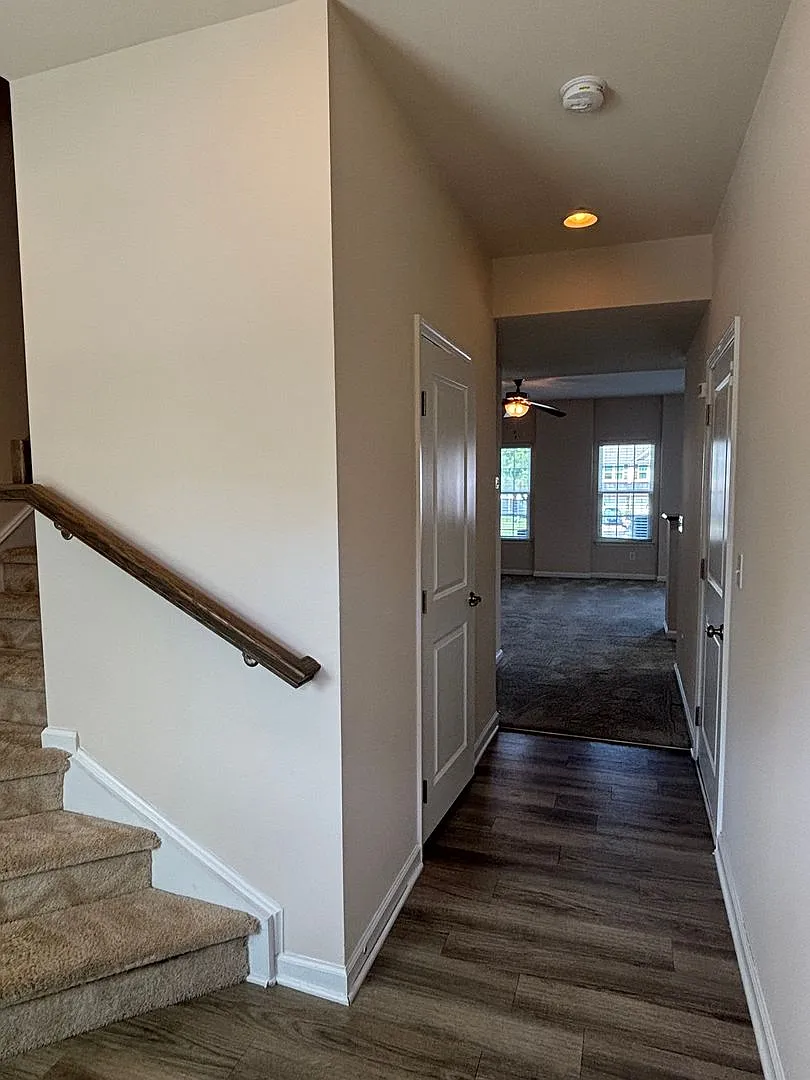Convenient 2 Bed Townhome in Gated Community! — Photo 2