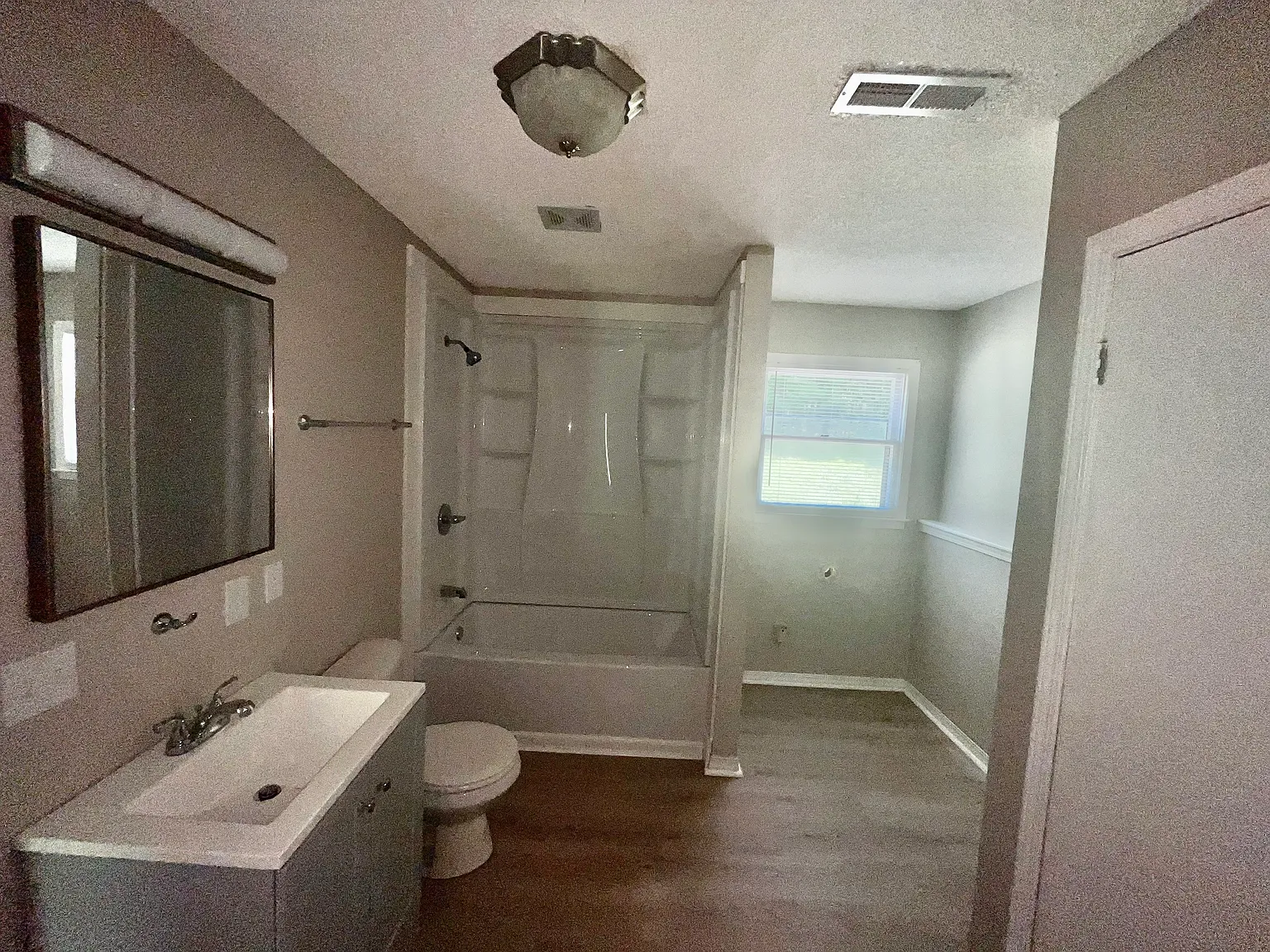 184 Duncan Ave — Photo 4