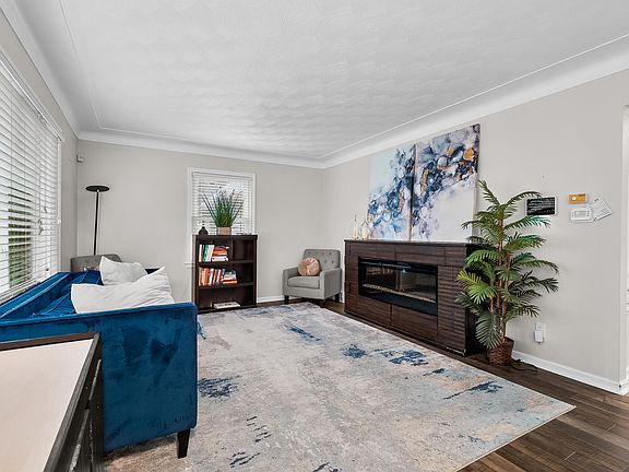 3rd image of 910 Farrell Ave