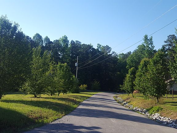5th image of 82 Sunrise Dr
