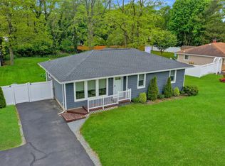 42 Sands Ln, Brookhaven, NY 11719