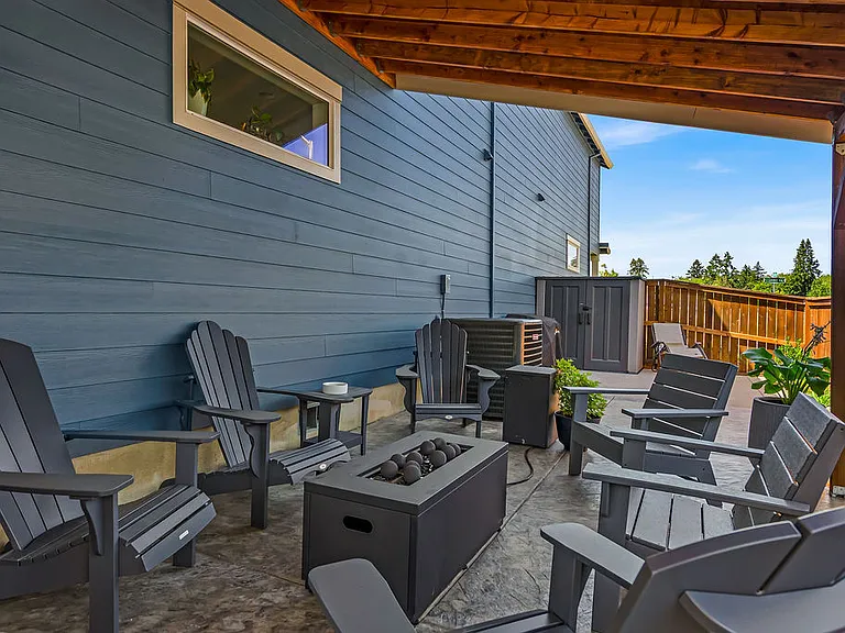 486 E London Way — Photo 3