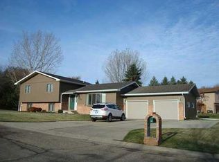 901 26th St NW, Minot, ND 58703
