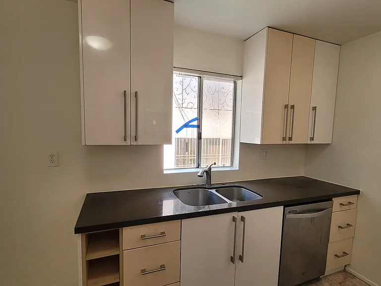 Gramercy Apartments — Photo 25