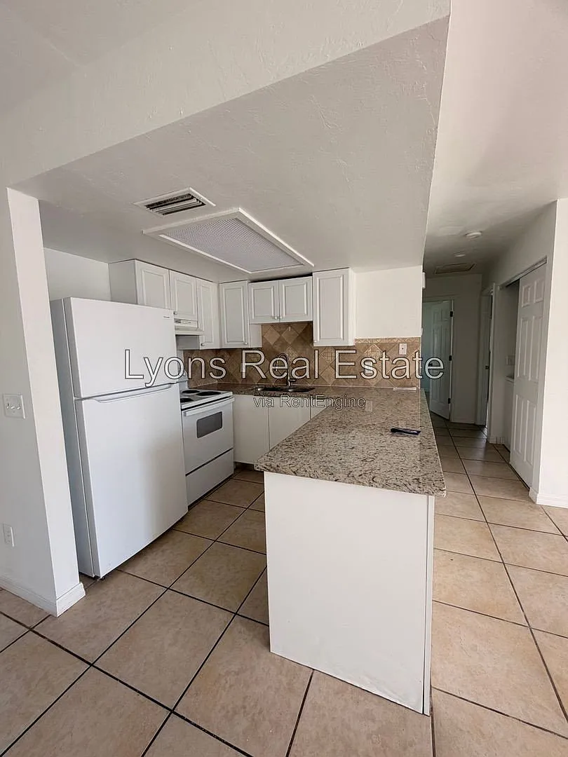 2 bed, 1.0 bath, 834 sqft, $1,200 — Photo 3