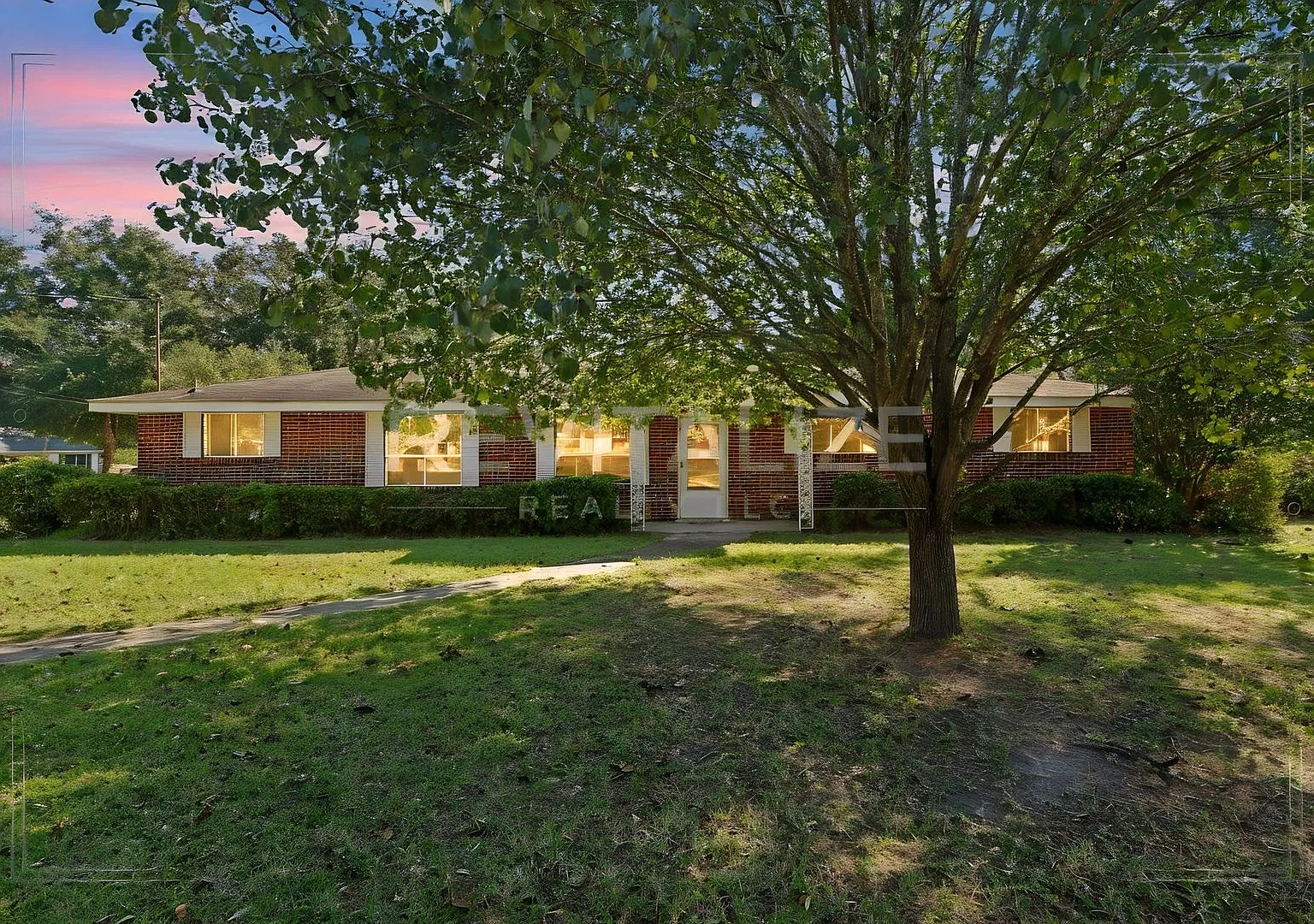 Charming 3-Bedroom Brick Home in Saraland — Photo 1