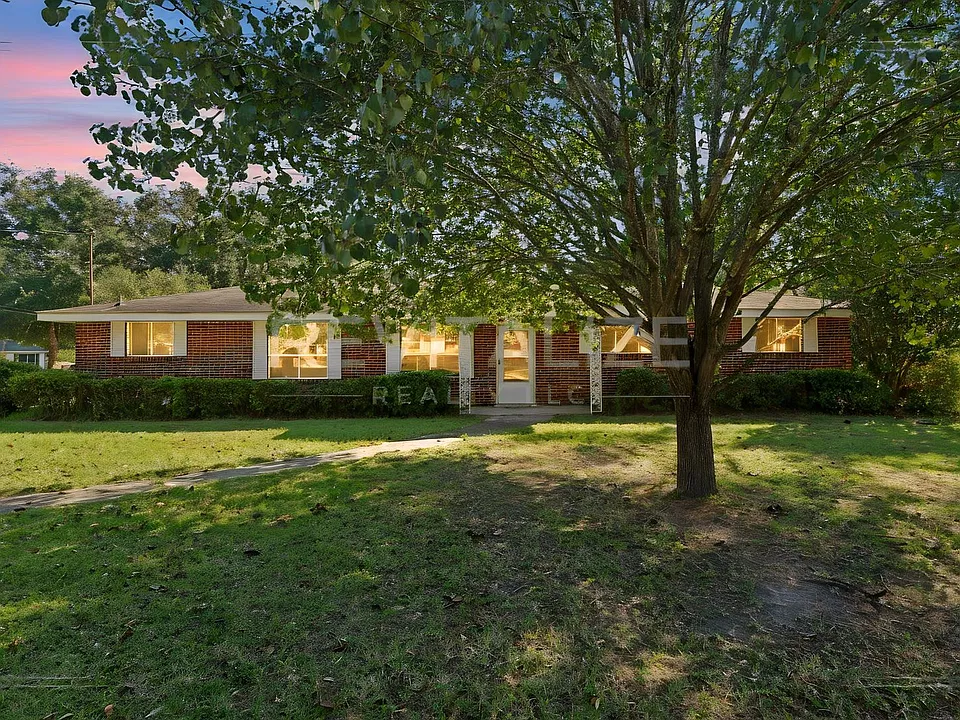25 Everett Ave W