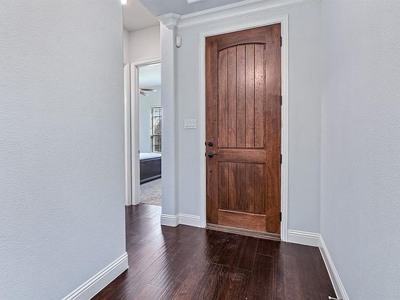 4th image of 1105 Thornhill Way