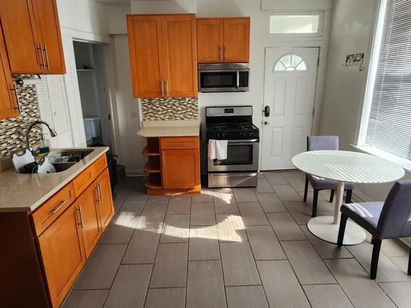 928 S Claremont Ave APT 1R, Chicago, IL 60612